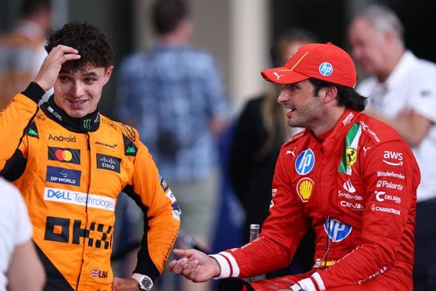 Carlos Sainz of Spain and Ferrari and Lando Norris of Great Britain and McLaren gestikuliert, Gestik, Qualifying, F1 Grand Prix of Abu Dhabi, Yas Marina Circuit am 07. December 2024 in Abu Dhabi, United Arab Emirates. (Foto von Diogo Cardoso DeFodi Images) Carlos Sainz of Spain and Ferrari and Lando Norris of Great Britain and McLaren gesture in Parc Ferme, Qualifying, F1 Grand Prix of Abu Dhabi, Yas Marina Circuit on December 7, 2024 in Abu Dhabi, United Arab Emirates. (Photo by Diogo Cardoso DeFodi Images) Defodi-645_f1abu20241207_139