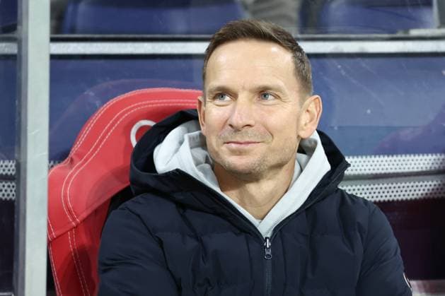 SOCCER - BL, RBS vs Rapid SALZBURG,AUSTRIA,07.DEC.24 - SOCCER - ADMIRAL Bundesliga, Red Bull Salzburg vs SK Rapid Wien. Image shows head coach Pepijn Lijnders (RBS).  GEPAxpictures xDavidxGeieregger