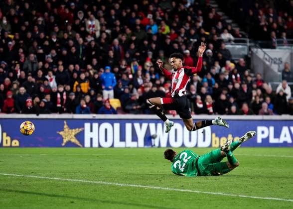 Sport Themen der Woche KW 49 Sport Bilder des Tages 7th December 2024; Gtech Community Stadium, Brentford, London, England; Premier League Football, Brentford versus Newcastle United; Kevin Schade of Brentford chips the ball over Goalkeeper Nick Pope of Newcastle United to score his sides 4th goal in the 90th minute to make it 4-2  ActionPlus12723808 JohnxPatrickxFletcher