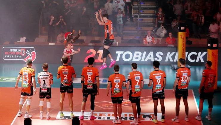 Einlaufen der BR Volleys, Tobias Krick Volleyball Bundesliga Herren Saison 2024 2025 07.12.2024 BR Volleys Berlin BRV vs SVG Lüneburg