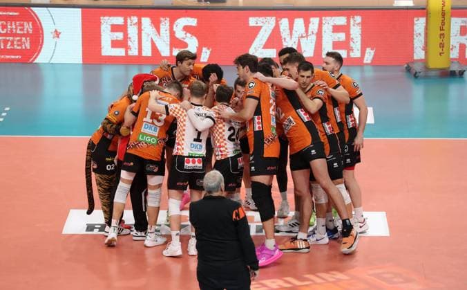 Berliner Mannschaftskreis vor Spielbeginn einschwören Ritual Volleyball Bundesliga Herren Saison 2024 2025 07.12.2024 BR Volleys Berlin BRV vs SVG Lüneburg