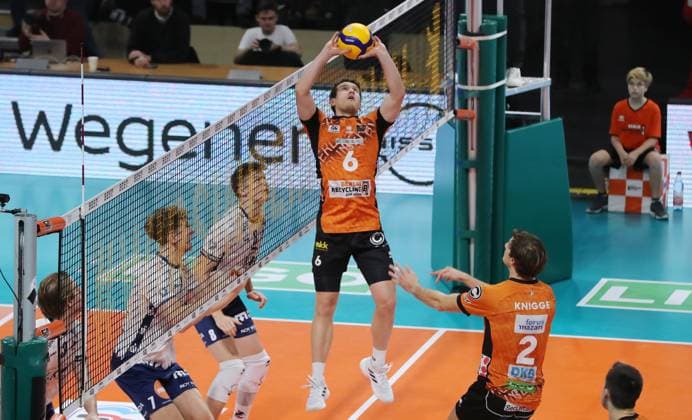 Johannes Tille stellt auf Matthew Knigge Zweikampf Spielszene Aktion Volleyball Bundesliga Herren Saison 2024 2025 07.12.2024 BR Volleys Berlin BRV vs SVG Lüneburg