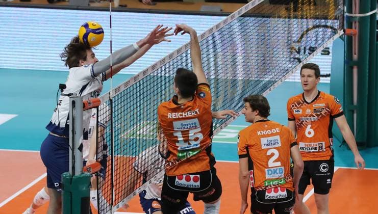 re. Moritz Reichert im Angriff, Xander Ketrzynski Zweikampf Spielszene Aktion Volleyball Bundesliga Herren Saison 2024 2025 07.12.2024 BR Volleys Berlin BRV vs SVG Lüneburg