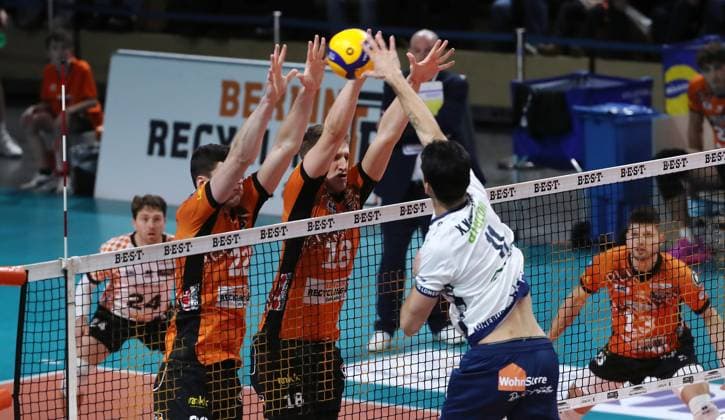 Xander Ketrzynski im Angriff, Jake Hanes, Florian Krage Zweikampf Spielszene Aktion Volleyball Bundesliga Herren Saison 2024 2025 07.12.2024 BR Volleys Berlin BRV vs SVG Lüneburg
