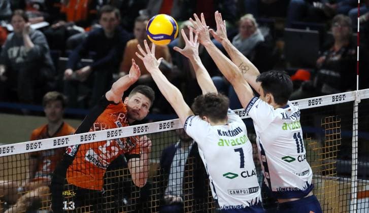 Ruben Schott im Angriff, Joscha Kunstmann, Xander Ketrzynski Zweikampf Spielszene Aktion Volleyball Bundesliga Herren Saison 2024 2025 07.12.2024 BR Volleys Berlin BRV vs SVG Lüneburg