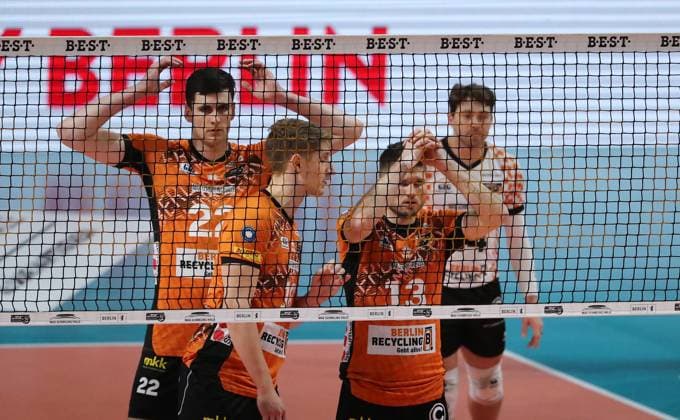 Florian Krage redet mit Ruben Schott Aktion Oberkörper Volleyball Bundesliga Herren Saison 2024 2025 07.12.2024 BR Volleys Berlin BRV vs SVG Lüneburg