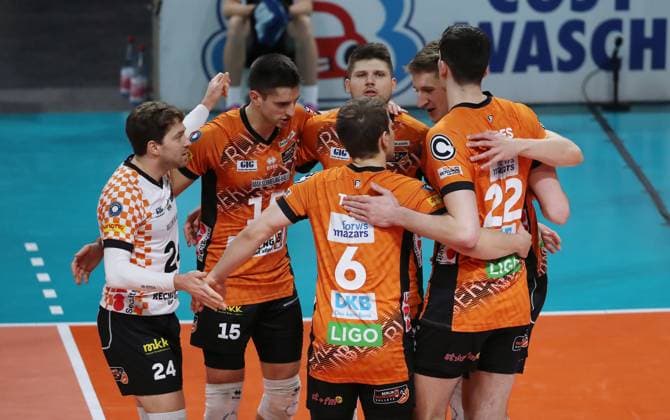 Kyle Dagostino, Moritz Reichert, Johannes Tille, Ruben Schott, Jake Hanes, Florian Krage jubelt nach Punktgewinn Freude Emotion Jubel Volleyball Bundesliga Herren Saison 2024 2025 07.12.2024 BR Volleys Berlin BRV vs SVG Lüneburg