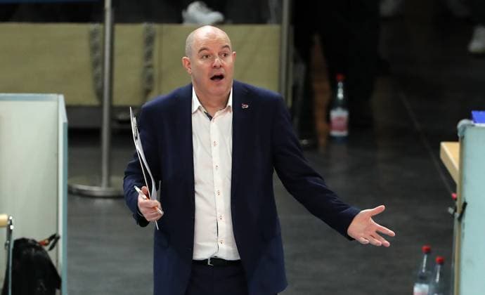 Trainer Joel Banks zeigend, gestikulierend Aktion Oberkörper Volleyball Bundesliga Herren Saison 2024 2025 07.12.2024 BR Volleys Berlin BRV vs SVG Lüneburg