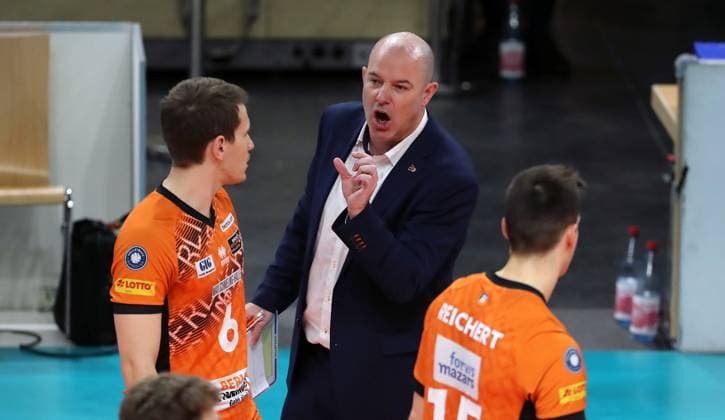Trainer Joel Banks redet mit Johannes Tille, Moritz Reichert Aktion Oberkörper Volleyball Bundesliga Herren Saison 2024 2025 07.12.2024 BR Volleys Berlin BRV vs SVG Lüneburg