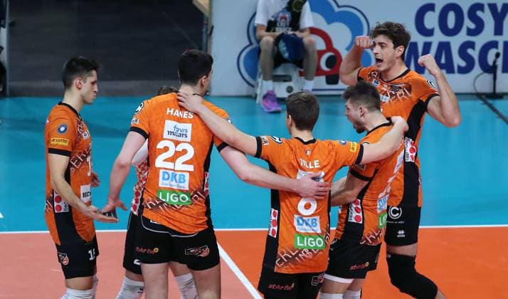 BR Volleys jubeln nach Satzgewinn, Moritz Reichert, Jake Hanes, Johannes Tille, Ruben Schott, Tobias Krick Volleyball Bundesliga Herren Saison 2024 2025 07.12.2024 BR Volleys Berlin BRV vs SVG Lüneburg