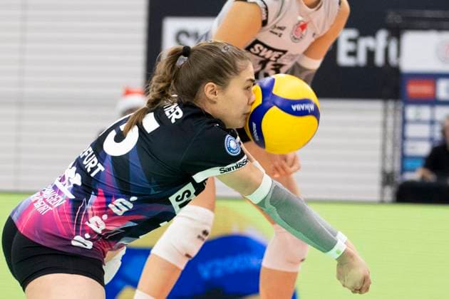 Sport Bilder des Tages 1. Volleyball Bundesliga Frauen: Schwarz-Weiss Erfurt vs. Ladies in Black Aachen; Erfurt; 07.12.2024 Mia Mercedes Kettner ( 15; Schwarz-Weiss Erfurt) 1. Volleyball Bundesliga Frauen: Schwarz-Weiss Erfurt vs. Ladies in Black Aachent; Riethsporthalle Erfurt; 07.12.2024 Copyright: xBEAUTIFULxSPORTS Duehringx