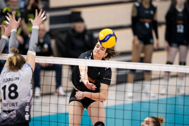1. Volleyball Bundesliga Frauen: Schwarz-Weiss Erfurt vs. Ladies in Black Aachen; Erfurt; 07.12.2024 Nicole Van de Vosse ( 14; Ladies in Black Aachen) gegen Kaylee Oscarson ( 18; Schwarz-Weiss Erfurt) und Lara Alyssa Darowski ( 13; Schwarz-Weiss Erfurt) (nicht im Bild) 1. Volleyball Bundesliga Frauen: Schwarz-Weiss Erfurt vs. Ladies in Black Aachent; Riethsporthalle Erfurt; 07.12.2024 Copyright: xBEAUTIFULxSPORTS Duehringx