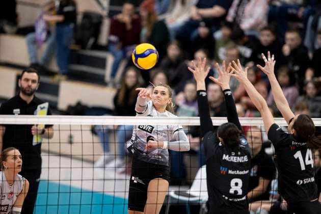 1. Volleyball Bundesliga Frauen: Schwarz-Weiss Erfurt vs. Ladies in Black Aachen; Erfurt; 07.12.2024 Kira Thomsen ( 6; Schwarz-Weiss Erfurt) gegen Cara McKenzie ( 8; Ladies in Black Aachen) und Nicole Van de Vosse ( 14; Ladies in Black Aachen) 1. Volleyball Bundesliga Frauen: Schwarz-Weiss Erfurt vs. Ladies in Black Aachent; Riethsporthalle Erfurt; 07.12.2024 Copyright: xBEAUTIFULxSPORTS Duehringx