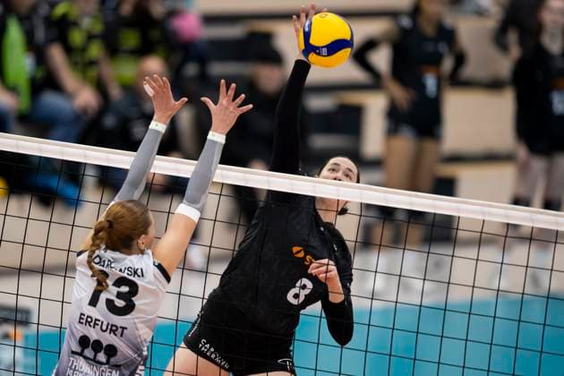 1. Volleyball Bundesliga Frauen: Schwarz-Weiss Erfurt vs. Ladies in Black Aachen; Erfurt; 07.12.2024 Cara McKenzie ( 8; Ladies in Black Aachen) gegen Lara Alyssa Darowski ( 13; Schwarz-Weiss Erfurt) 1. Volleyball Bundesliga Frauen: Schwarz-Weiss Erfurt vs. Ladies in Black Aachent; Riethsporthalle Erfurt; 07.12.2024 Copyright: xBEAUTIFULxSPORTS Duehringx