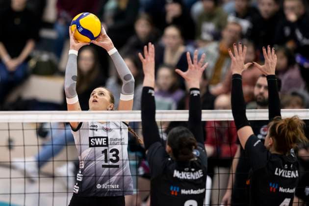1. Volleyball Bundesliga Frauen: Schwarz-Weiss Erfurt vs. Ladies in Black Aachen; Erfurt; 07.12.2024 Lara Alyssa Darowski ( 13; Schwarz-Weiss Erfurt) gegen Cara McKenzie ( 8; Ladies in Black Aachen) und Hyke Lyklema ( 4; Ladies in Black Aachen) 1. Volleyball Bundesliga Frauen: Schwarz-Weiss Erfurt vs. Ladies in Black Aachent; Riethsporthalle Erfurt; 07.12.2024 Copyright: xBEAUTIFULxSPORTS Duehringx