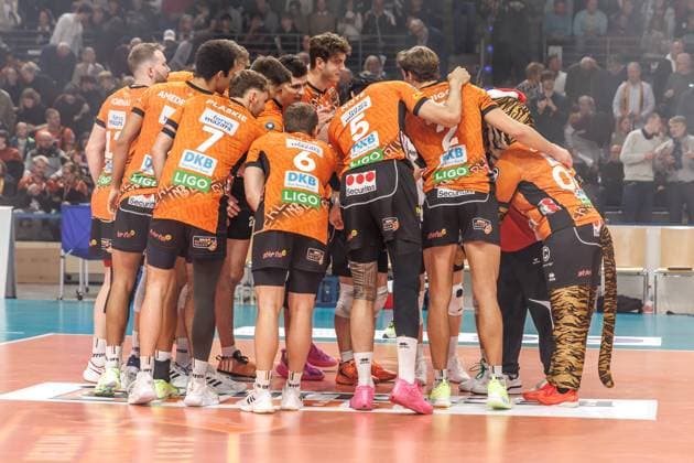 07.12.2024, Berlin, Volleyball: 1.Bundesliga, Maenner, 10. Spieltag, BR Volleys - SVG Lueneburg, Max-Schmeling-Halle. Team der Berlin Volleys steht zusammen auf dem Feld. BR Volleys - SVG Lueneburg