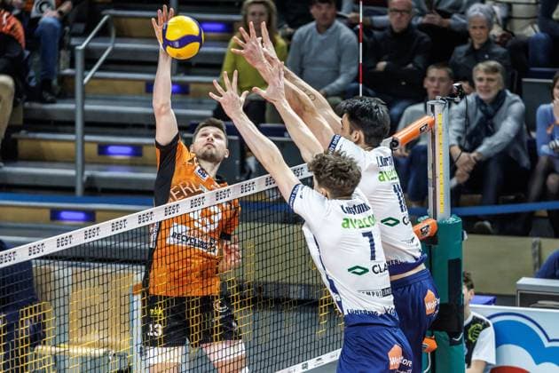07.12.2024, Berlin, Volleyball: 1.Bundesliga, Maenner, 10. Spieltag, BR Volleys - SVG Lueneburg, Max-Schmeling-Halle. Berlins Ruben Schott (l-r) spielt den Ball gegen den Block aus Joscha Kunstmann und Xander Ketrzynski von SVG Lueneburg. BR Volleys - SVG Lueneburg