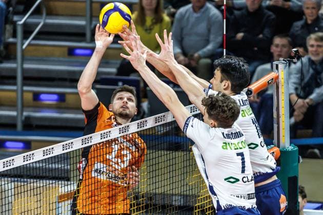 07.12.2024, Berlin, Volleyball: 1.Bundesliga, Maenner, 10. Spieltag, BR Volleys - SVG Lueneburg, Max-Schmeling-Halle. Berlins Ruben Schott (l-r) spielt den Ball gegen den Block aus Joscha Kunstmann und Xander Ketrzynski von SVG Lueneburg. BR Volleys - SVG Lueneburg