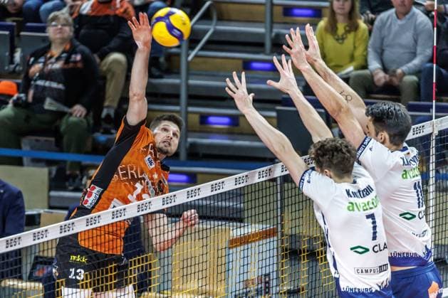 07.12.2024, Berlin, Volleyball: 1.Bundesliga, Maenner, 10. Spieltag, BR Volleys - SVG Lueneburg, Max-Schmeling-Halle. Berlins Ruben Schott (l-r) spielt den Ball gegen den Block aus Joscha Kunstmann und Xander Ketrzynski von SVG Lueneburg. BR Volleys - SVG Lueneburg