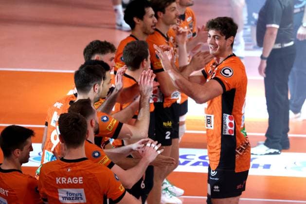 DEU, DVV, 1.VBL, BR Volleys vs. Lueneburg, 07.12.2024, Max-Schmeling-Halle, Berlin, DEU, DVV, 1.VBL, BR Volleys vs. Lueneburg, im Bild BR Volleys-Spielerkreis, Tobias Krick (BR Volleys 21) Foto: Juergen Engler nordphoto GmbH