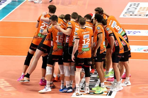 DEU, DVV, 1.VBL, BR Volleys vs. Lueneburg, 07.12.2024, Max-Schmeling-Halle, Berlin, DEU, DVV, 1.VBL, BR Volleys vs. Lueneburg, im Bild BR Volleys-Spielerkreis, Foto: Juergen Engler nordphoto GmbH