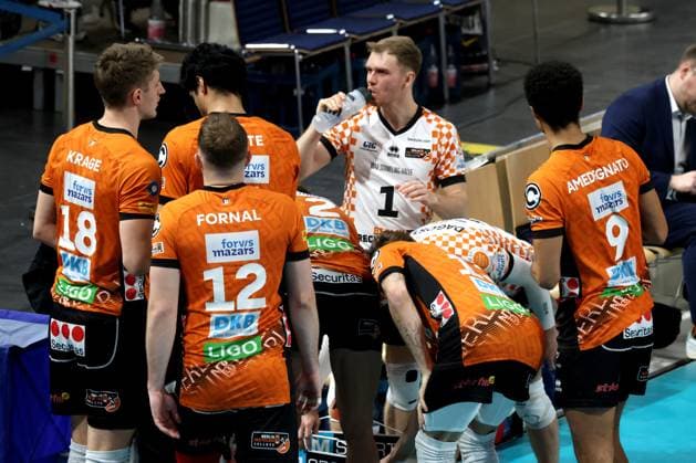 DEU, DVV, 1.VBL, BR Volleys vs. Lueneburg, 07.12.2024, Max-Schmeling-Halle, Berlin, DEU, DVV, 1.VBL, BR Volleys vs. Lueneburg, im Bild BR Volleys-Spielerkreis, Adam Kowalski (BR Volleys 1) Foto: Juergen Engler nordphoto GmbH