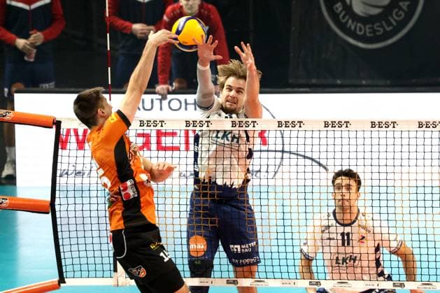 DEU, DVV, 1.VBL, BR Volleys vs. Lueneburg, 07.12.2024, Max-Schmeling-Halle, Berlin, DEU, DVV, 1.VBL, BR Volleys vs. Lueneburg, im Bild Moritz Reichert (BR Volleys 15), Michael Wright (Lueneburg 3) Foto: Juergen Engler nordphoto GmbH