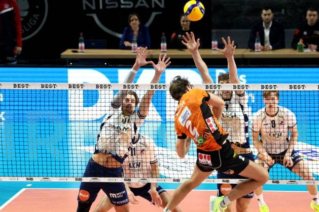 DEU, DVV, 1.VBL, BR Volleys vs. Lueneburg, 07.12.2024, Max-Schmeling-Halle, Berlin, DEU, DVV, 1.VBL, BR Volleys vs. Lueneburg, im Bild Matthew Knigge (BR Volleys 2), Michael Wright (Lueneburg 3), Joscha Kunstmann (Lueneburg 7) Foto: Juergen Engler nordphoto GmbH