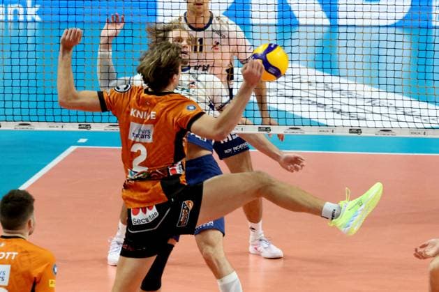 DEU, DVV, 1.VBL, BR Volleys vs. Lueneburg, 07.12.2024, Max-Schmeling-Halle, Berlin, DEU, DVV, 1.VBL, BR Volleys vs. Lueneburg, im Bild Matthew Knigge (BR Volleys 2), Michael Wright (Lueneburg 3 Foto: Juergen Engler nordphoto GmbH