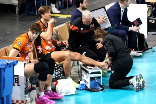 DEU, DVV, 1.VBL, BR Volleys vs. Lueneburg, 07.12.2024, Max-Schmeling-Halle, Berlin, DEU, DVV, 1.VBL, BR Volleys vs. Lueneburg, im Bild Matthew Knigge (BR Volleys 2), verletzt, Tobias Krick (BR Volleys 21) Foto: Juergen Engler nordphoto GmbH