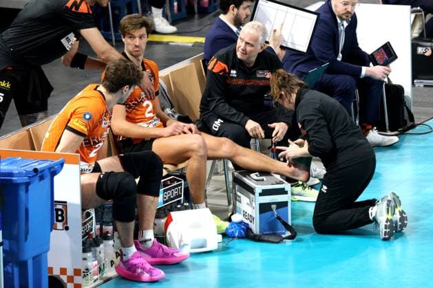DEU, DVV, 1.VBL, BR Volleys vs. Lueneburg, 07.12.2024, Max-Schmeling-Halle, Berlin, DEU, DVV, 1.VBL, BR Volleys vs. Lueneburg, im Bild Matthew Knigge (BR Volleys 2), verletzt, Tobias Krick (BR Volleys 21) Foto: Juergen Engler nordphoto GmbH