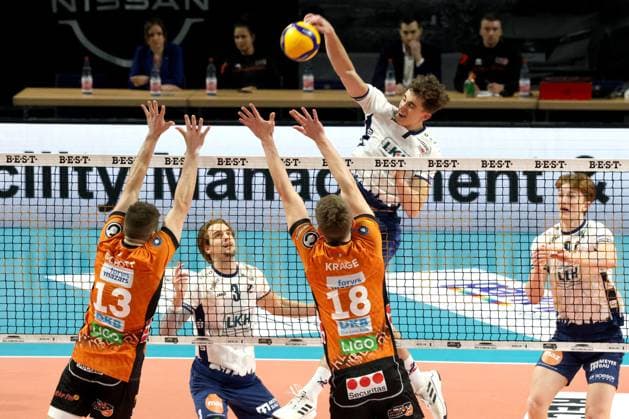 DEU, DVV, 1.VBL, BR Volleys vs. Lueneburg, 07.12.2024, Max-Schmeling-Halle, Berlin, DEU, DVV, 1.VBL, BR Volleys vs. Lueneburg, im Bild Florian Krage (BR Volleys 18), Ruben Schott (BR Volleys 13) Joscha Kunstmann (Lueneburg 7) Foto: Juergen Engler nordphoto GmbH
