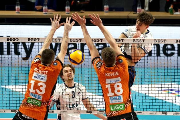 DEU, DVV, 1.VBL, BR Volleys vs. Lueneburg, 07.12.2024, Max-Schmeling-Halle, Berlin, DEU, DVV, 1.VBL, BR Volleys vs. Lueneburg, im Bild Florian Krage (BR Volleys 18), Ruben Schott (BR Volleys 13) Joscha Kunstmann (Lueneburg 7), Michael Wright (Lueneburg 3) Foto: Juergen Engler nordphoto GmbH