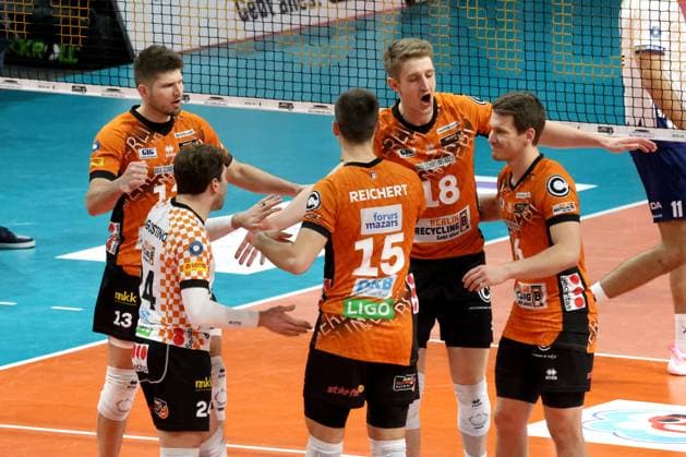 DEU, DVV, 1.VBL, BR Volleys vs. Lueneburg, 07.12.2024, Max-Schmeling-Halle, Berlin, DEU, DVV, 1.VBL, BR Volleys vs. Lueneburg, im Bild BR Volleys-Spielerkreis Foto: Juergen Engler nordphoto GmbH