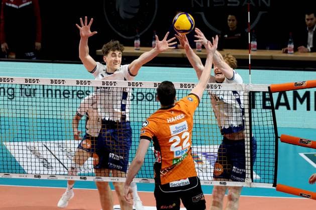 DEU, DVV, 1.VBL, BR Volleys vs. Lueneburg, 07.12.2024, Max-Schmeling-Halle, Berlin, DEU, DVV, 1.VBL, BR Volleys vs. Lueneburg, im Bild Jake Hanes (BR Volleys 22), Joscha Kunstmann (Lueneburg 7), Oskar Espeland (Lueneburg 9) Foto: Juergen Engler nordphoto GmbH