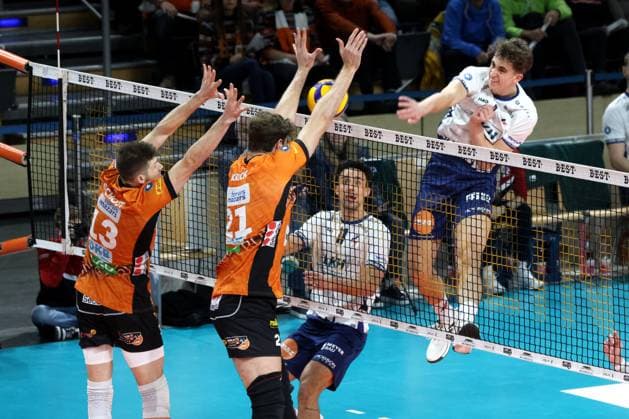 DEU, DVV, 1.VBL, BR Volleys vs. Lueneburg, 07.12.2024, Max-Schmeling-Halle, Berlin, DEU, DVV, 1.VBL, BR Volleys vs. Lueneburg, im Bild Ruben Schott (BR Volleys 13), Tobias Krick (BR Volleys 21), Joscha Kunstmann (Lueneburg 7), Xander Ketrzynski (Lueneburg 11) Foto: Juergen Engler nordphoto GmbH