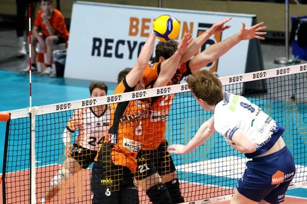 DEU, DVV, 1.VBL, BR Volleys vs. Lueneburg, 07.12.2024, Max-Schmeling-Halle, Berlin, DEU, DVV, 1.VBL, BR Volleys vs. Lueneburg, im Bild Johannes Tille (BR Volleys 6), Tobias Krick (BR Volleys 21), Oskar Espeland (Lueneburg 9) Foto: Juergen Engler nordphoto GmbH