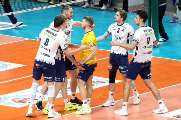 DEU, DVV, 1.VBL, BR Volleys vs. Lueneburg, 07.12.2024, Max-Schmeling-Halle, Berlin, DEU, DVV, 1.VBL, BR Volleys vs. Lueneburg, im Bild Lueneburger-Spielerkreis Foto: Juergen Engler nordphoto GmbH