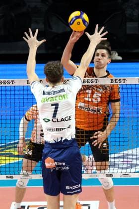 DEU, DVV, 1.VBL, BR Volleys vs. Lueneburg, 07.12.2024, Max-Schmeling-Halle, Berlin, DEU, DVV, 1.VBL, BR Volleys vs. Lueneburg, im Bild Moritz Reichert (BR Volleys 15), Joscha Kunstmann (Lueneburg 7) Foto: Juergen Engler nordphoto GmbH