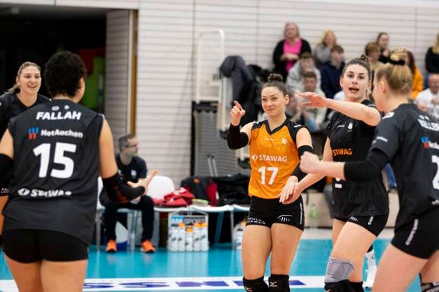 1. Volleyball Bundesliga Frauen: Schwarz-Weiss Erfurt vs. Ladies in Black Aachen; Erfurt; 07.12.2024 Kacey Jost ( 17; Ladies in Black Aachen) und Mannschaft 1. Volleyball Bundesliga Frauen: Schwarz-Weiss Erfurt vs. Ladies in Black Aachent; Riethsporthalle Erfurt; 07.12.2024 Copyright: xBEAUTIFULxSPORTS Duehringx