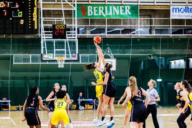 Maggie Mulligan (Alba Berlin Damen, 00) beim Anwurf,Alba Berlin Damen vs Saarlouis Royals, 1. Bundesliga, Saison24 25, 2024_12_07 Berlin Berlin Deutschland Copyright: xFootbowl ThomasxSobotzkix