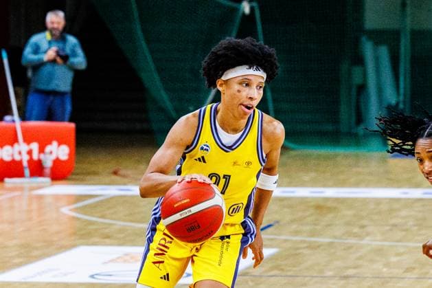 Deeshyra Thomas (Alba Berlin Damen, 21) mit dem Ball,Alba Berlin Damen vs Saarlouis Royals, 1. Bundesliga, Saison24 25, 2024_12_07 Berlin Berlin Deutschland Copyright: xFootbowl ThomasxSobotzkix