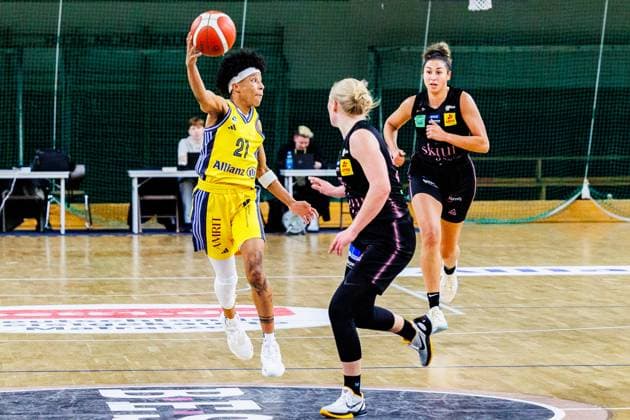 Deeshyra Thomas (Alba Berlin Damen, 21) mit der Ballabgabe, Alba Berlin Damen vs Saarlouis Royals, 1. Bundesliga, Saison24 25, 2024_12_07 Berlin Berlin Deutschland Copyright: xFootbowl ThomasxSobotzkix