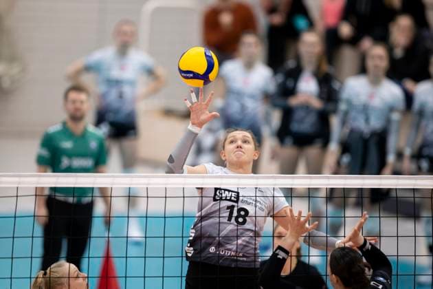 1. Volleyball Bundesliga Frauen: Schwarz-Weiss Erfurt vs. Ladies in Black Aachen; Erfurt; 07.12.2024 Kaylee Oscarson ( 18; Schwarz-Weiss Erfurt) gegen Cara McKenzie ( 8; Ladies in Black Aachen) 1. Volleyball Bundesliga Frauen: Schwarz-Weiss Erfurt vs. Ladies in Black Aachent; Riethsporthalle Erfurt; 07.12.2024 Copyright: xBEAUTIFULxSPORTS Duehringx