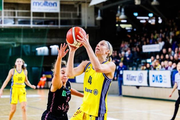 Marie Bertholdt (Alba Berlin Damen, 04) unter dem Korb mit Ball, Alba Berlin Damen vs Saarlouis Royals, 1. Bundesliga, Saison24 25, 2024_12_07 Berlin Berlin Deutschland Copyright: xFootbowl ThomasxSobotzkix