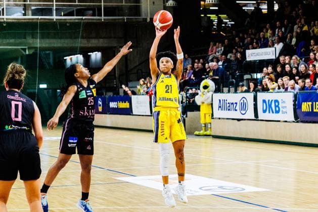 Deeshyra Thomas (Alba Berlin Damen, 21)springt und wirft dabei den Ball,Alba Berlin Damen vs Saarlouis Royals, 1. Bundesliga, Saison24 25, 2024_12_07 Berlin Berlin Deutschland Copyright: xFootbowl ThomasxSobotzkix
