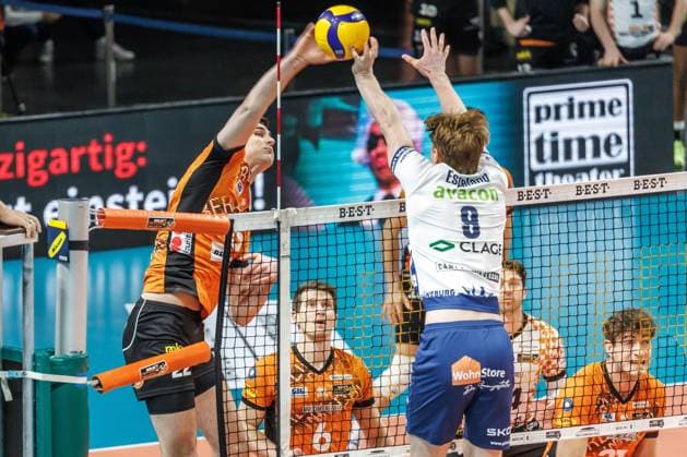 07.12.2024, Berlin, Volleyball: 1.Bundesliga, Maenner, 10. Spieltag, BR Volleys - SVG Lueneburg, Max-Schmeling-Halle. Berlins Jake Hanes (l) spielt den Ball gegen Oskar Espeland von SVG Lueneburg. BR Volleys - SVG Lueneburg