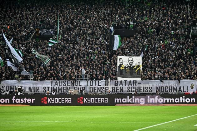 Moenchengladbach, Borussia Park, 07.12.24, GER, Herren, 1.Bundesliga, Saison 2024-2025, Borussia Moenchengladbach - Borussia Dortmund Bild: Fankurve, Fans, Fanblock Gladbach protestiertgegen DFB und WM in Saudi-Arabien Only for editorial use! DFL regulations prohibit any use of photographs as image sequences and or quasi-video. Nordrhein-Westfalen Deutschland