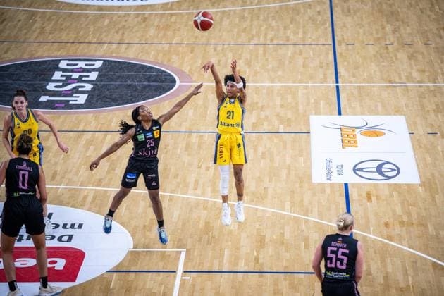Basketball Berlin 07.12.2024 Saison 2024 2025 Toyota DBBL 1. Bundesliga Frauen, Damen Alba Berlin - Saarlouis Royals Deeshyra Thomas (Alba, No.21)