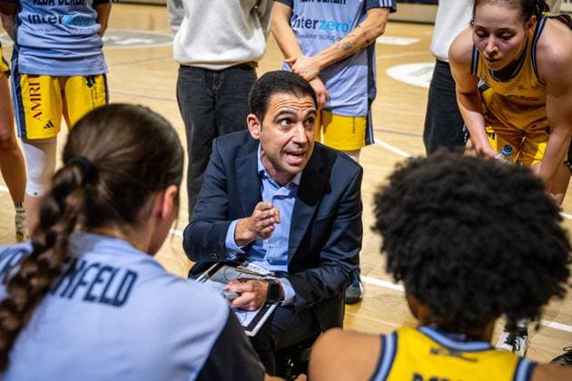 Basketball Berlin 07.12.2024 Saison 2024 2025 Toyota DBBL 1. Bundesliga Frauen, Damen Alba Berlin - Saarlouis Royals Cristo Cabrera (Alba, Trainer)
